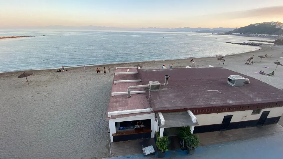  La playa de la Ribera sin redes antimedusas al caer la tarde este martes, 2 de julio. 