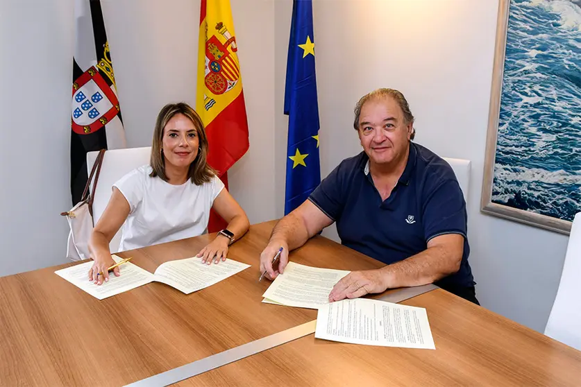 Firma del acuerdo entre la consejera y el presidente del Consejo de Hermandades, Jes&uacute;s Bollit