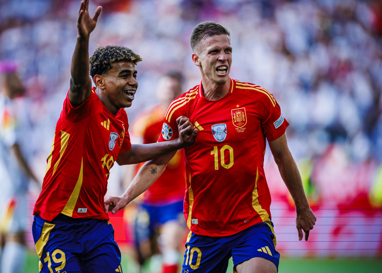 Lamine Yamal junto a Dani Olmo. Foto: Se F&uacute;tbol