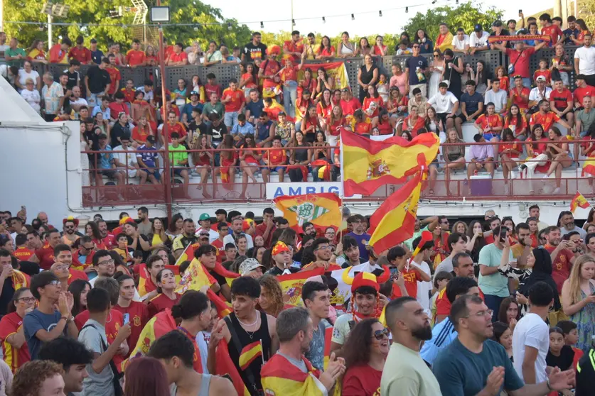 Aficionados ceut&iacute;es durante el partido de anoche en el Auditorio de la Marina / Rafa B&aacute;ez