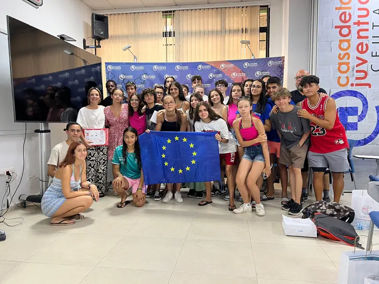 Los estudiantes, junto a la consejera en la Casa de la Juventud / Dani Hern&aacute;ndez