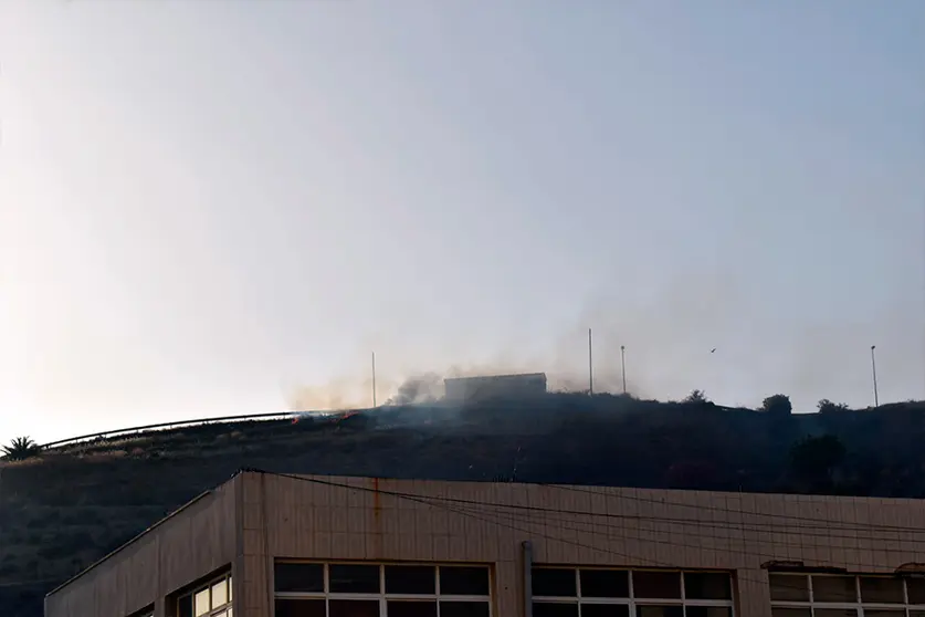 Incendio junto a la prisi&oacute;n de Los Rosales / Rafa B&aacute;ez