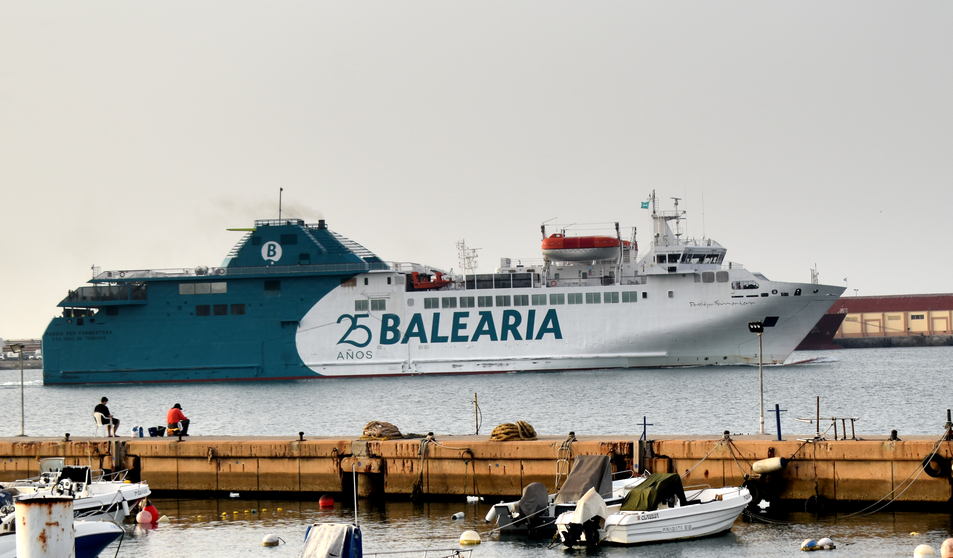 Barco de Bale&agrave;ria saliendo del puerto de Ceuta 