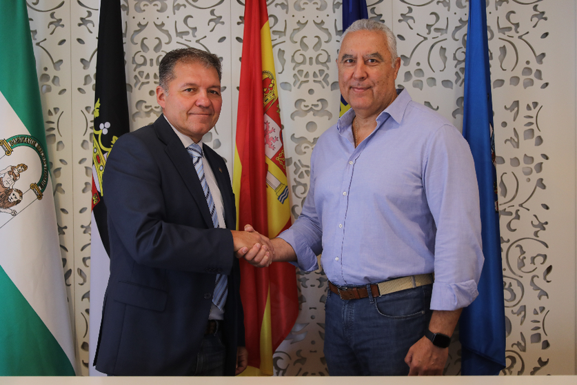 Firma del convenio entre el Colegio de M&eacute;dicos y la AECC