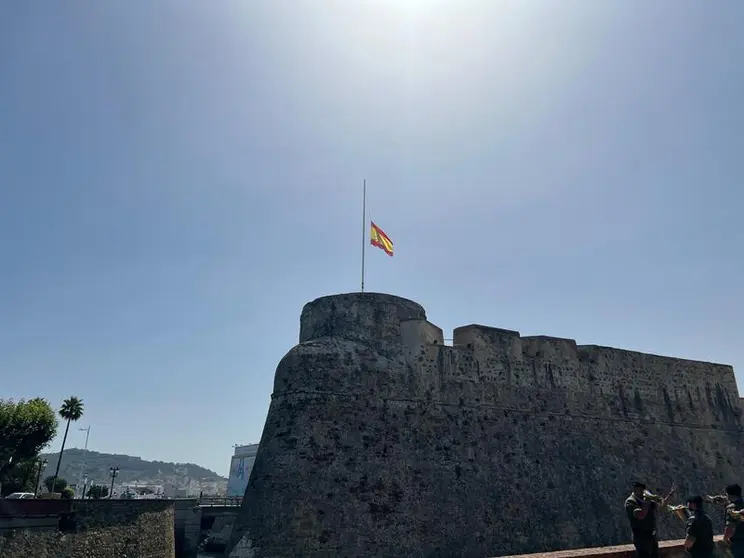 Momento en que se iza la bandera nacional sobre el Baluarte de la Bandera / Dani Hern&aacute;ndez