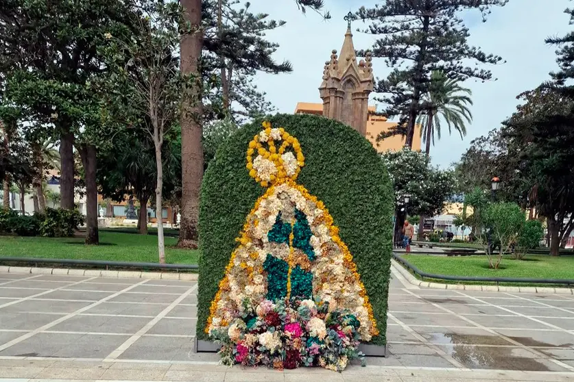 Figura de Santa Mar&iacute;a de &Aacute;frica con flores naturales disecadas