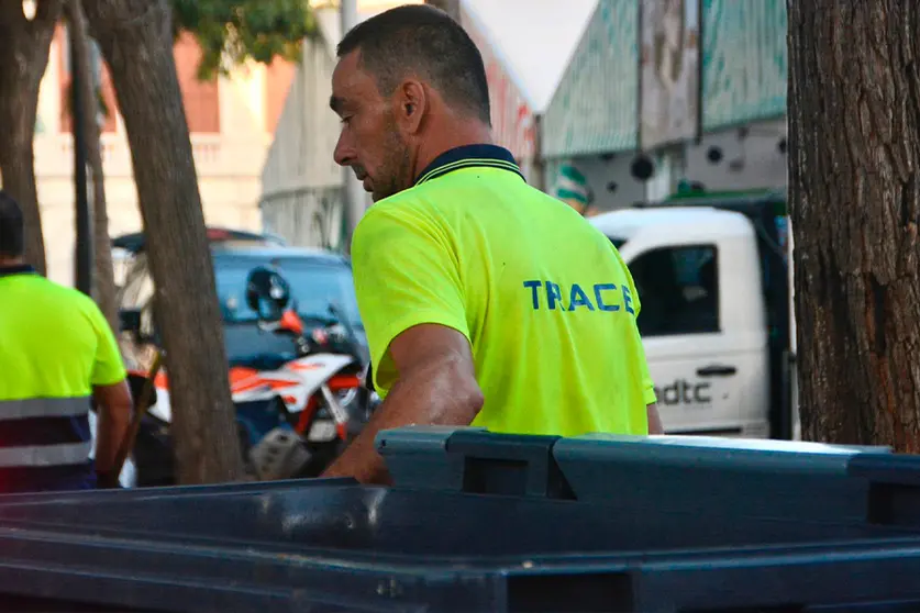 Un operario de TRACE, prestando servicio en el recinto ferial durante la recogida / A. Castillo