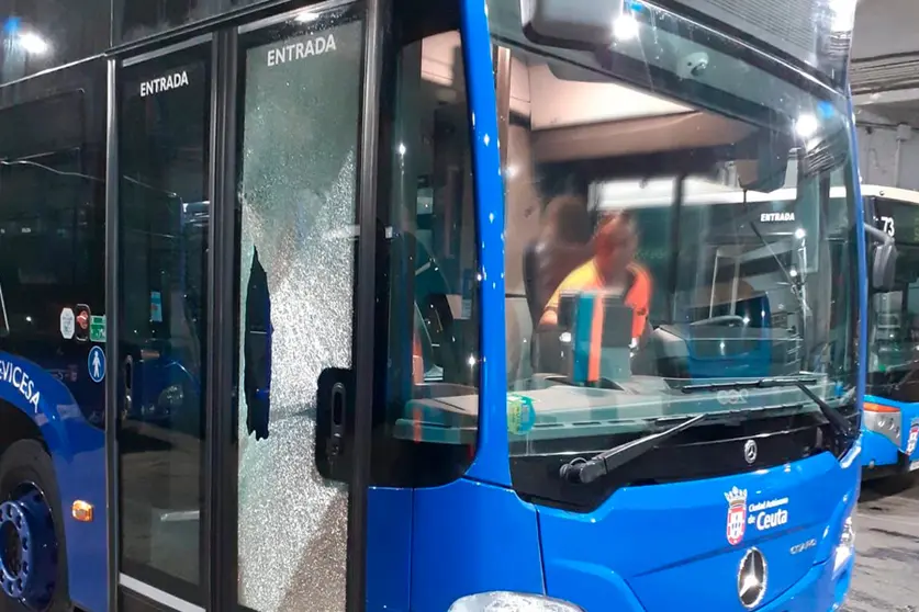 Autob&uacute;s apedreado en la frontera