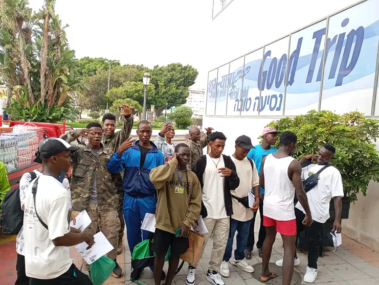 Inmigrantes a la espera de salir de Ceuta con destino a la Pen&iacute;nsula / Archivo