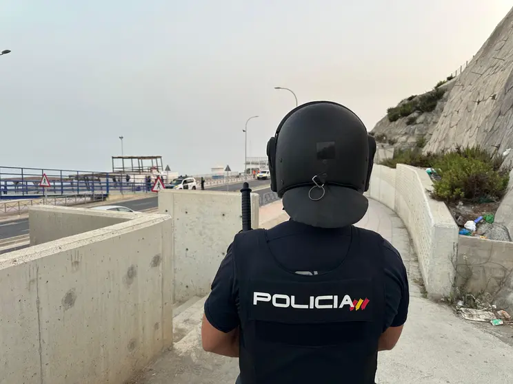 Polic&iacute;a Nacional en la frontera del Tarajal / Archivo
