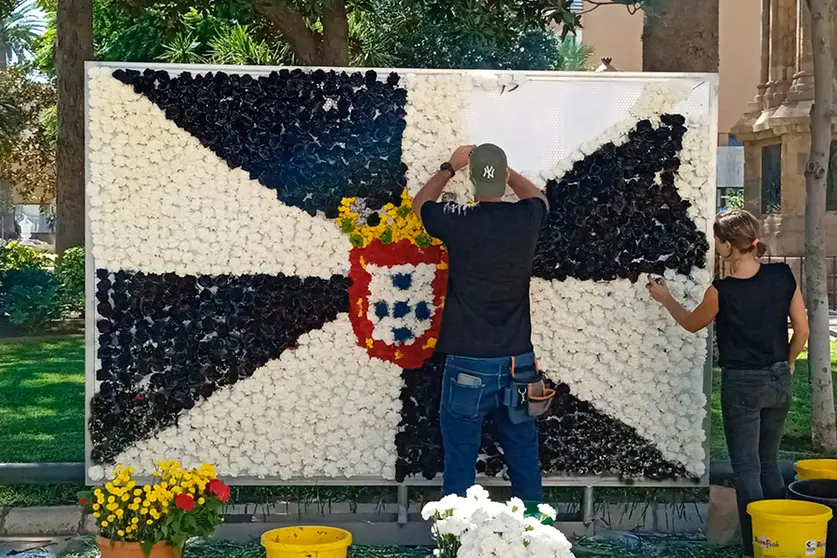 Adorno floral por el D&iacute;a de Ceuta / C&eacute;sar Mart&iacute;n