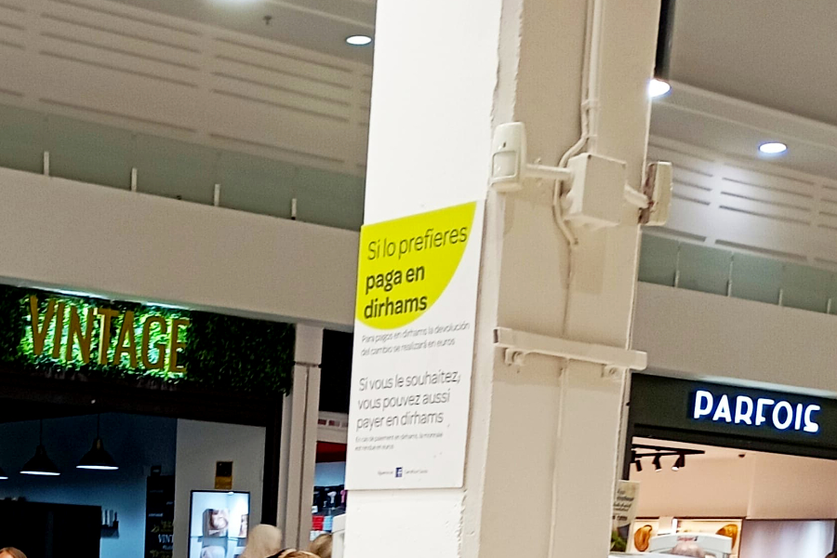 Un cartel indica que se puede efectuar el pago en dirhams, la moneda de Marruecos