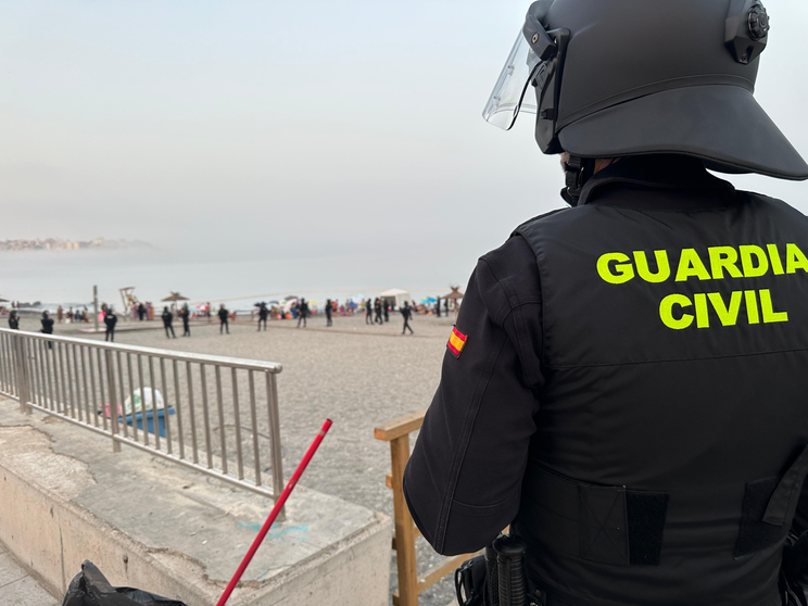 Un agente de la Guardia Civil en las inmediaciones del Tarajal / Archivo