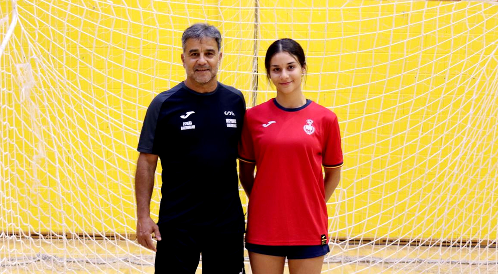 Noor Amar, del Club Balonmano Estudiantes, con la Selecci&oacute;n Espa&ntilde;ola de balonmano cadete 