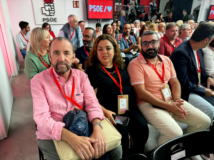 Rafael Leal, de la Plataforma Socialista de Ceuta, Melchor Le&oacute;n, presidente de la Gestora que dirige al PSOE de Ceuta, y Cristina P&eacute;rez miembro del Comit&eacute; federal del PSOE