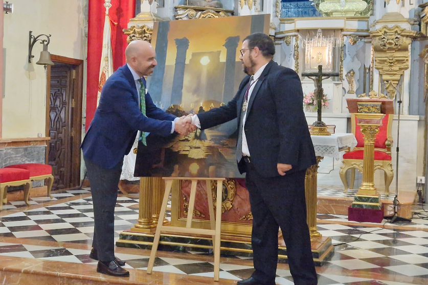 El autor de la obra, Fernando Vaquero, junto al Hermano Mayor de La Flagelaci&oacute;n, Javier Garc&iacute;a Beneroso / Laura Ortiz