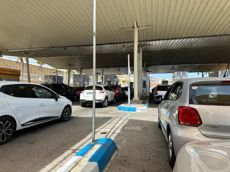 Varios veh&iacute;culos tratan de entrar en Espa&ntilde;a procedentes de Marruecos, hace dos semanas / Archivo