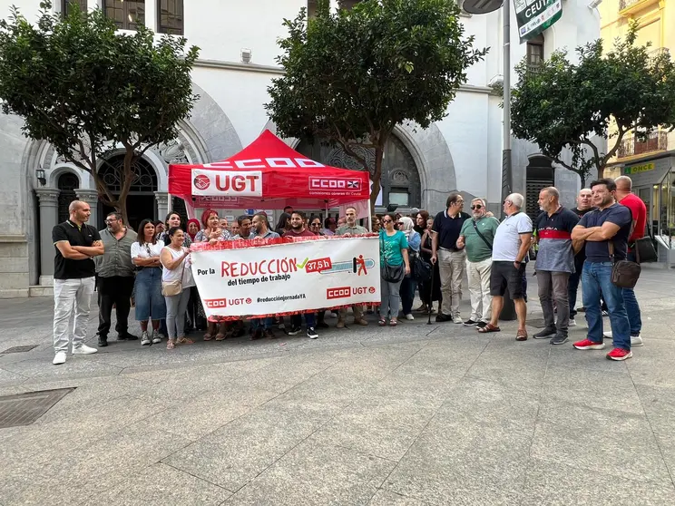 Los concentrados ante el Edificio Trujillo / Dani Hern&aacute;ndez