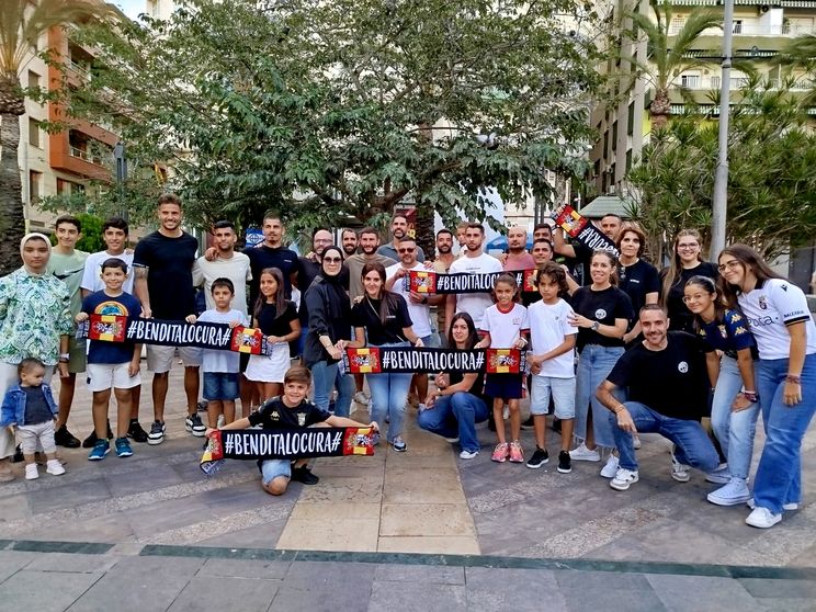 La Pe&ntilde;a 'Bendita Locura' se presenta en sociedad acompa&ntilde;ados de jugadores de la AD Ceuta FC