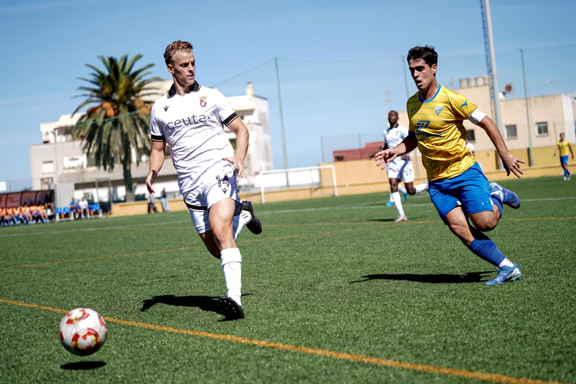 El filial de la AD Ceuta FC acaba con la UD Tomares por la v&iacute;a r&aacute;pida 