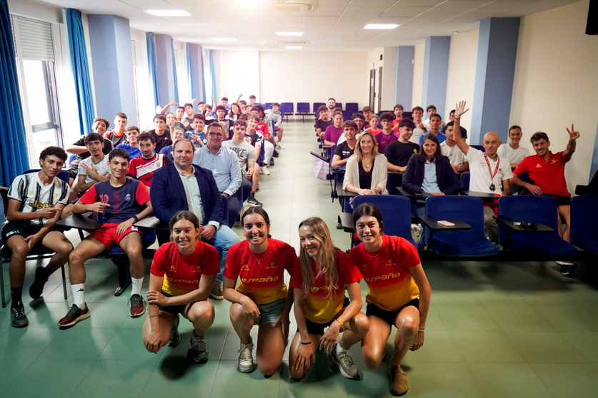 Las triatletas espa&ntilde;olas que participan en la Copa de Europa de Triatl&oacute;n, en el IES Clara Campoamor