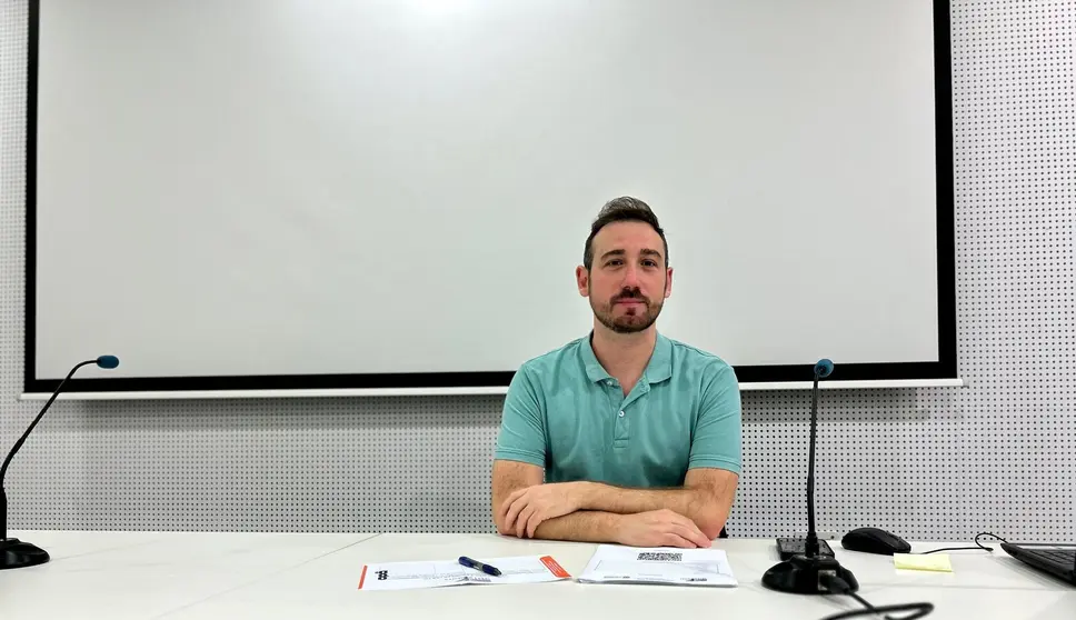  Antonio Mart&iacute;n ponente del taller "Uso y abusos de las TIC" 