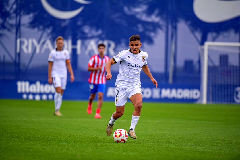 Aisar conduce el bal&oacute;n en el Cerro del Espino 