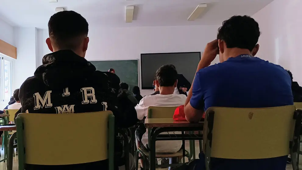 Menores acogidos asisten a clase / Archivo