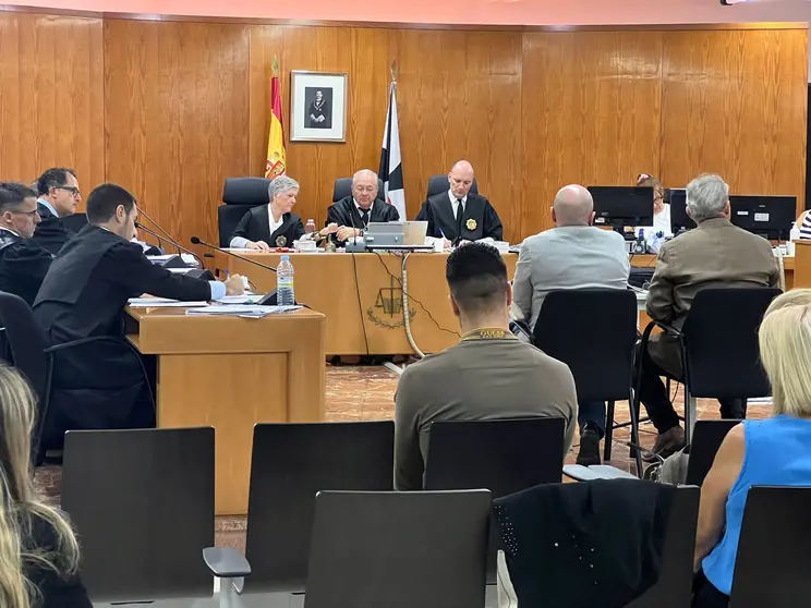 Varios acusados escuchan a los peritos durante su declaraci&oacute;n / Dani Hern&aacute;ndez