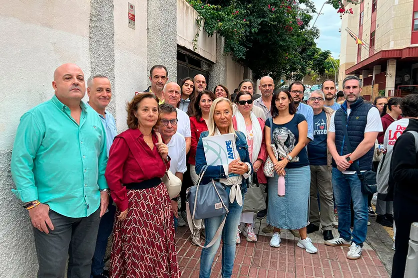 Concentraci&oacute;n en el IES Camoens ante la agresi&oacute;n a una docente