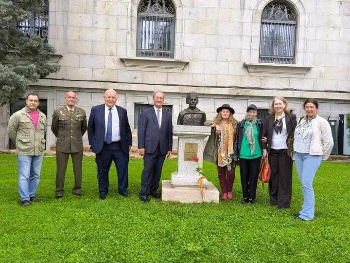 &Aacute;ngel Chamorro y Mar&iacute;a Poveda, a un lado y otro de la estatua junto a otros descendientes y estudiosos de la figura del militar navarro/ Cedida