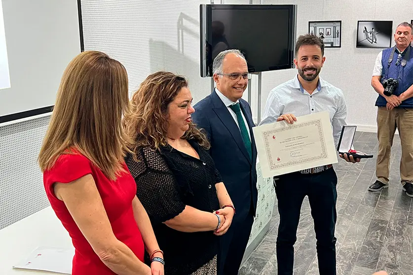 La directora de Protecci&oacute;n Civil entrega los premios de su &aacute;rea en su visita a Ceuta