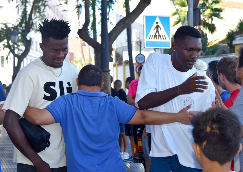Uche (a la derecha) junto a Saturday a la llegada al Alfonso Murube cuando defend&iacute;a los colores de la AD Ceuta FC