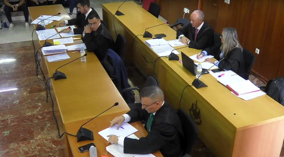 Los letrados de la defensa, durante un momento de la vista de hoy