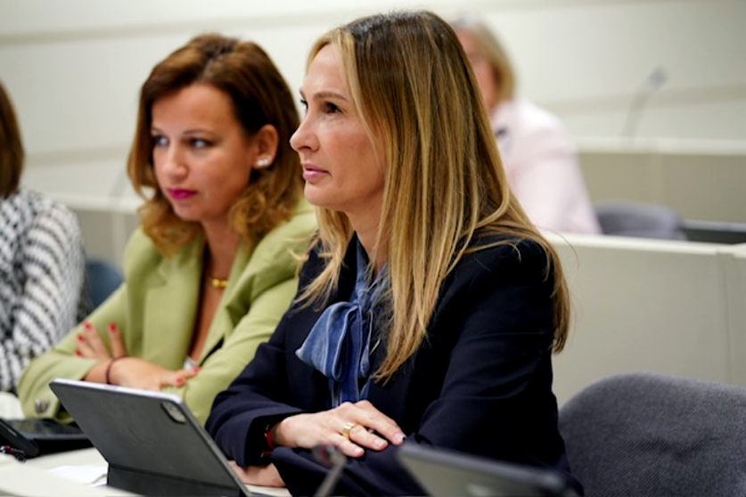 La senadora por Ceuta, Cristina D&iacute;az (delante) y la senadora por Melilla, Isabel Moreno (detr&aacute;s), en la Comisi&oacute;n de Exteriores