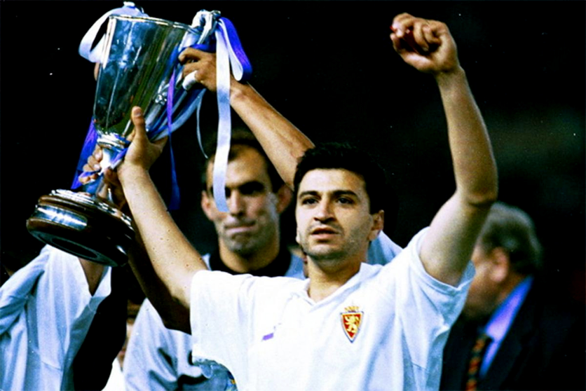 Mohamed Ali Amar Nayim levantando la Recopa de Europa 