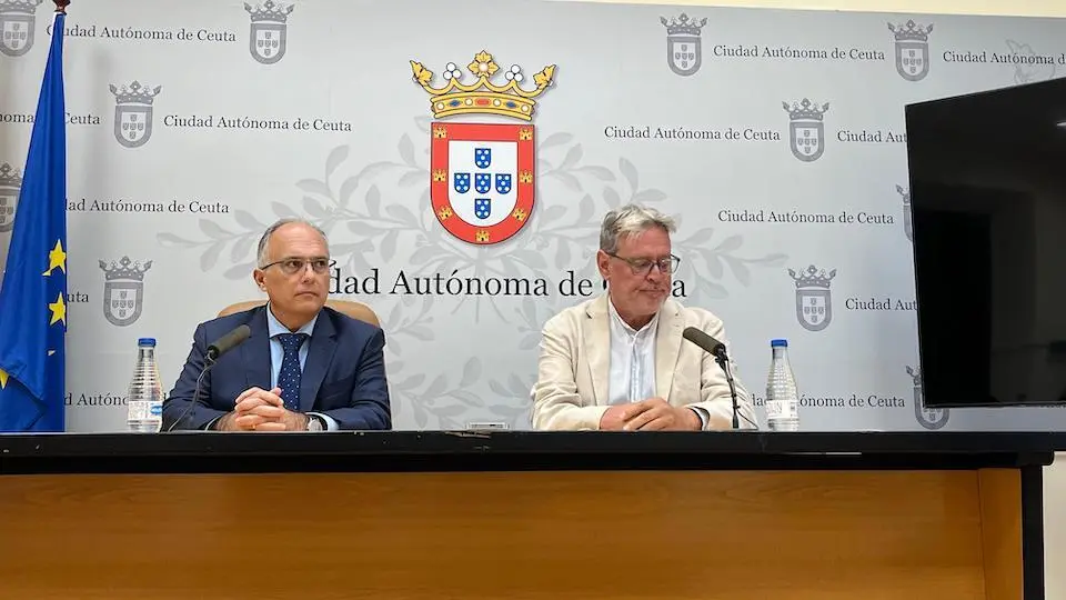  Por la izquierda, Alberto Gait&aacute;n y Emilio Carreira durante la comparecencia. 