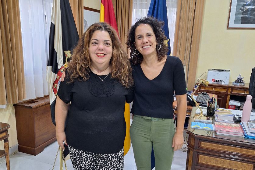 La galardonada, Gema Prieto, junto a la delegada del Gobierno, Cristina P&eacute;rez