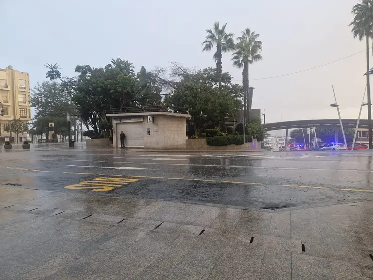 Los primeros charcos ya se notan en Plaza de la Constituci&oacute;n / Laura Ortiz