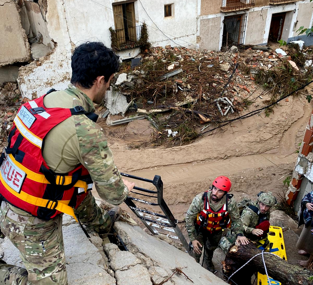 El Ej&eacute;rcito ayuda en las tareas de rescate tras la peor DANA de todo el siglo 