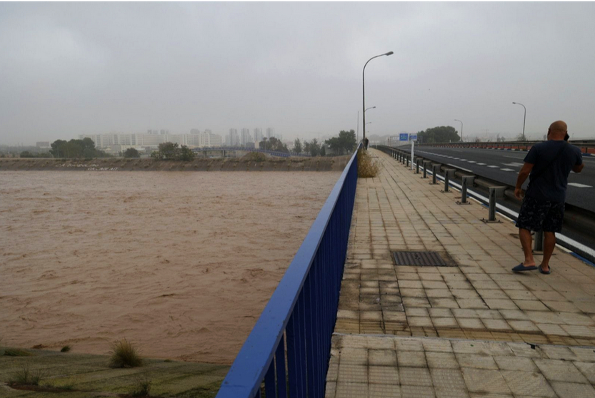 Un hombre observa el r&iacute;o desde un puente en Valencia / Las Provincias