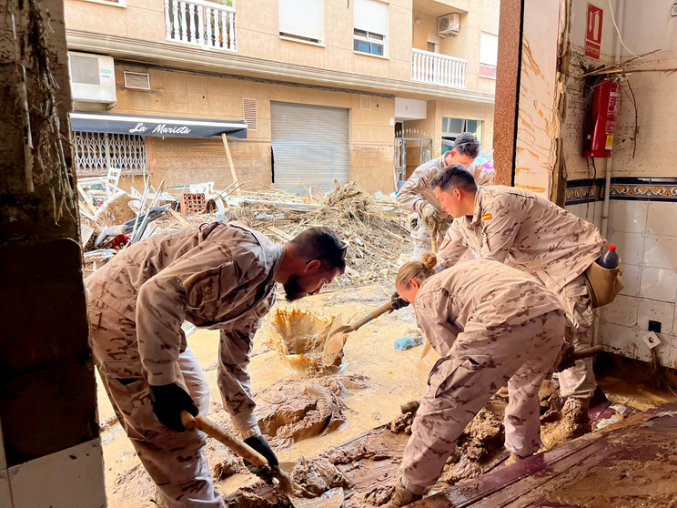 Efectivos de Defensa movilizados en Valencia ante la terrible DANA (4)
