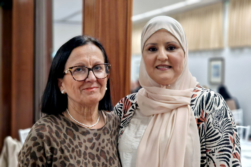 Rosana Piera, supervisora del Centro de Di&aacute;lisis, junto a Hanan Ahmed.auxiliar administrativo Alcer