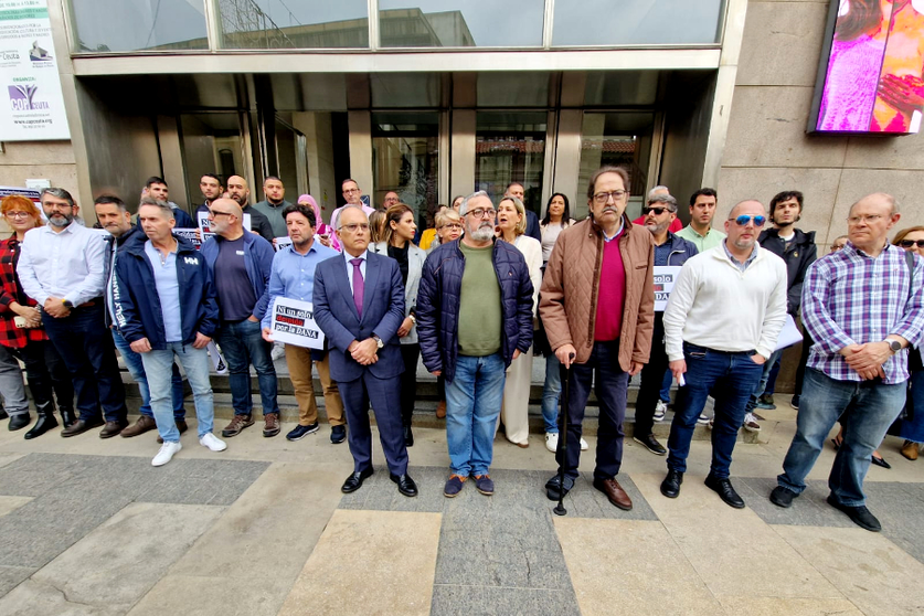 Concentraci&oacute;n a las puertas del Palacio Auton&oacute;mico en solidaridad con los afectados por la DANA / Laura Ortiz
