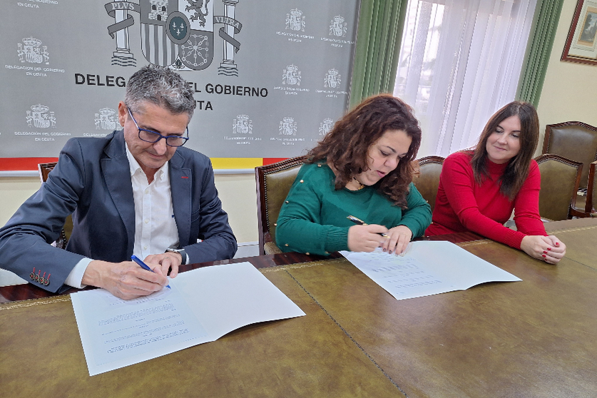 Momento de la firma del convenio entre la delegada del Gobierno y el presidente de la RFFCE