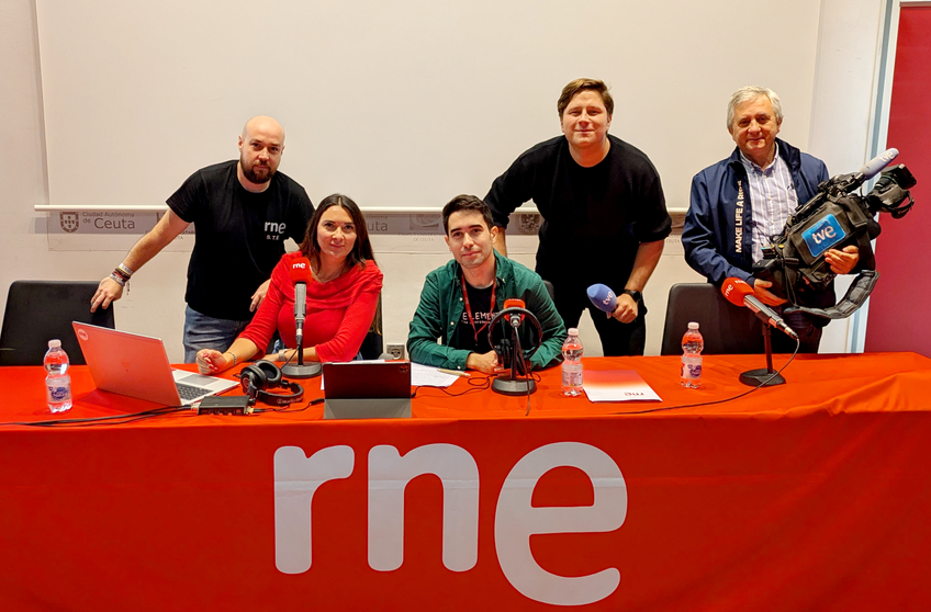 Parte del equipo de RTVE en el 100 aniversario de la radio. Foto: Rafa B&aacute;ez