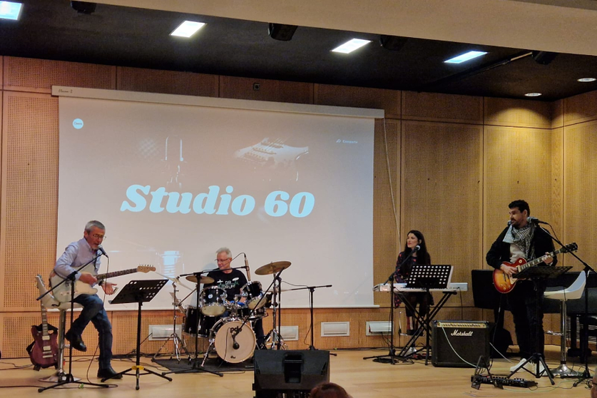El Grupo Studio 60 ha sido el encargado de poner el ritmo a esta presentaci&oacute;n / Laura Ortiz