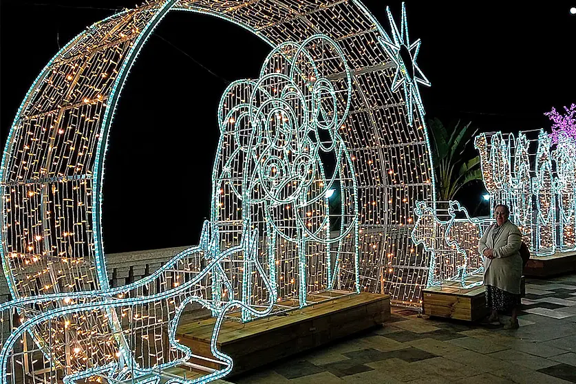 Luces navide&ntilde;as iluminando el Paseo de la Marina / C&eacute;sar Mart&iacute;n