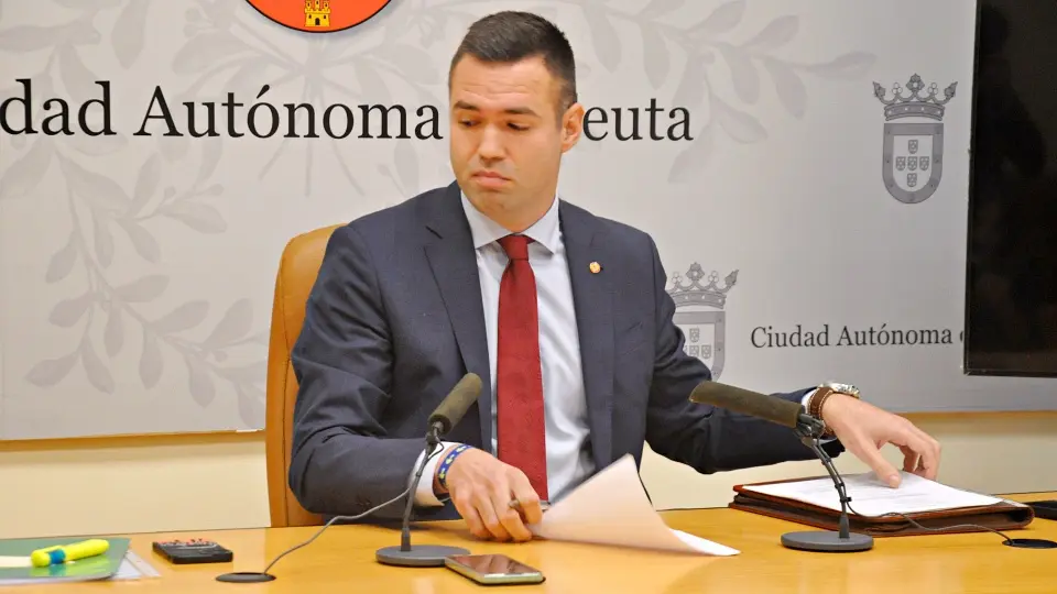  En esa carpeta verde a la que parece mirar Verdejo el la nota adhesiva que la corona reza: "Extractos de la cuenta bancaria". 