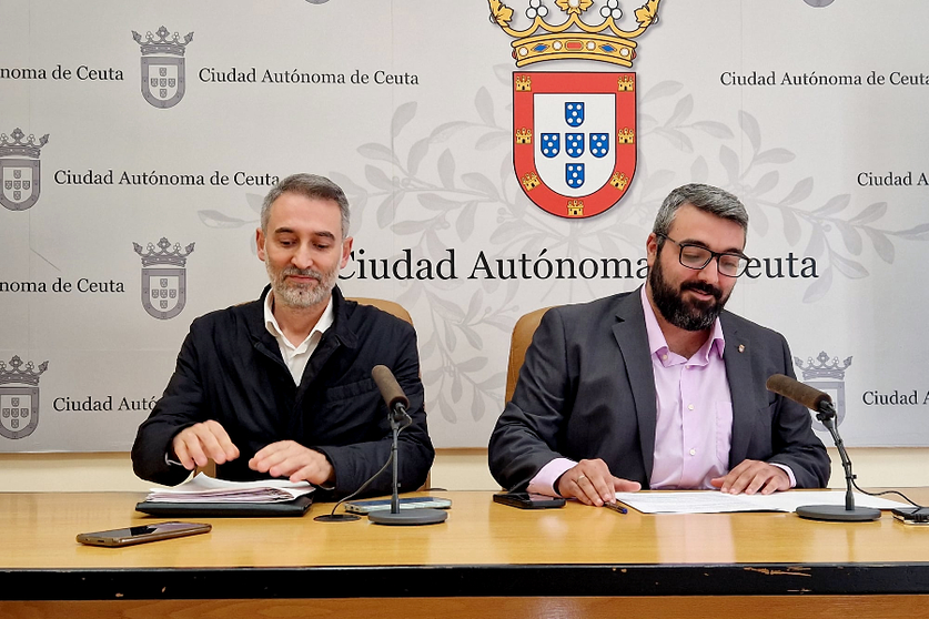 Sebasti&aacute;n Guerrero y Melchor Le&oacute;n, portavoz del PSOE y vicepresidente de la Mesa, durante una de sus comparecncias / Laura Ortiz